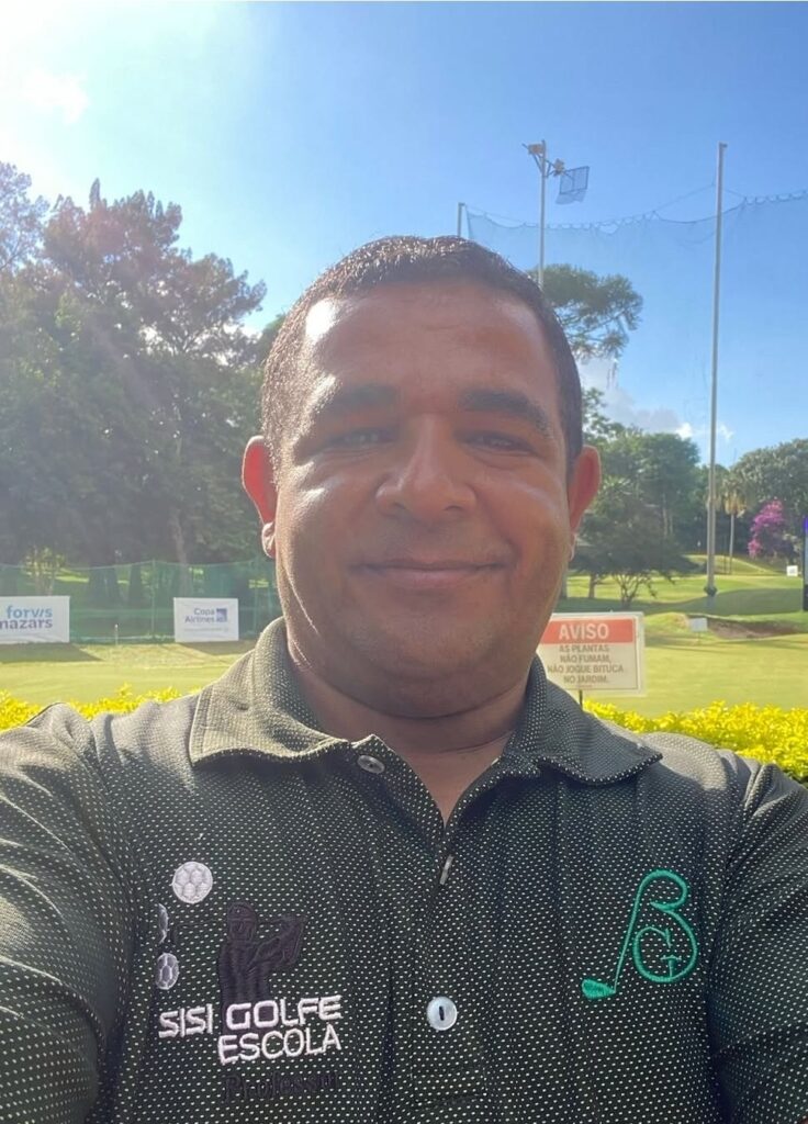 Professor da Sisi Golfe Escola no campo de golfe